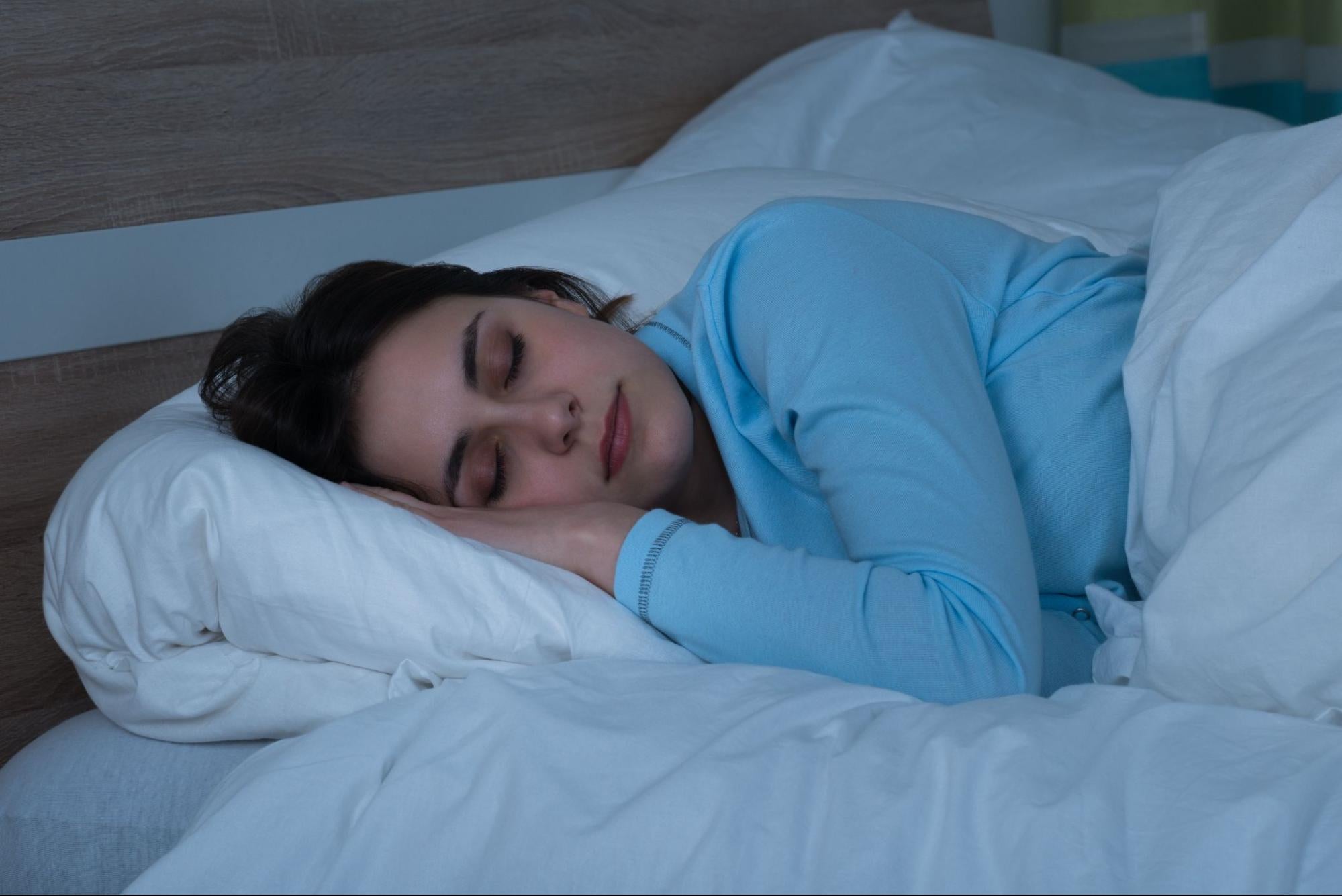 Woman sleeping soundly after magnesium glycinate supplement